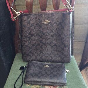 Coach shoulder bag brown and red, with gold details with Wistlet